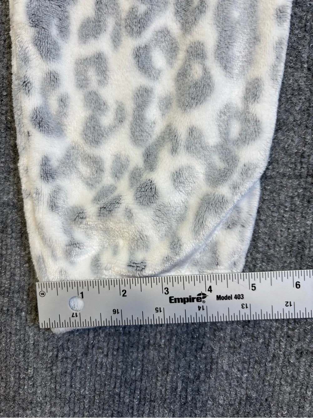 UGG Gray Animal Print Plush Fleece Jogger Sweatpants Women's Small EUC So Soft!